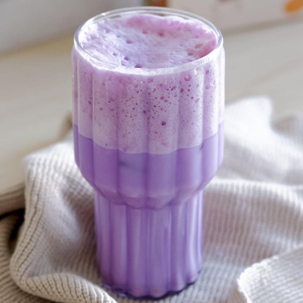 Gros plan sur un ube latte préparé avec le mélange en poudre bio de nümorning