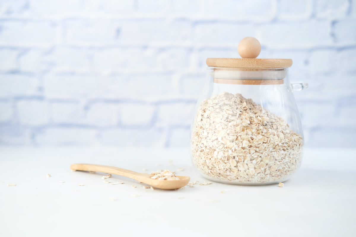 Jarre de flocons d'avoine pour préparer un overnight porridge pour le petit-déjeuner