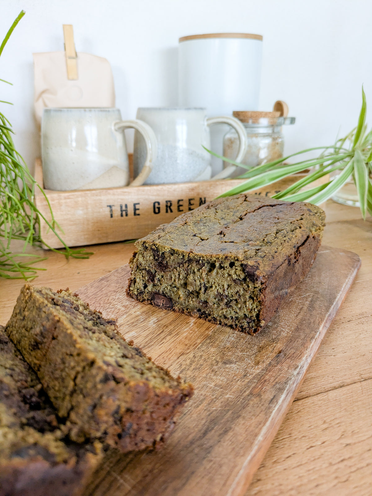 Gros plan sur un gâteau au matcha et au chocolat, en tranches, sur une planche à découper