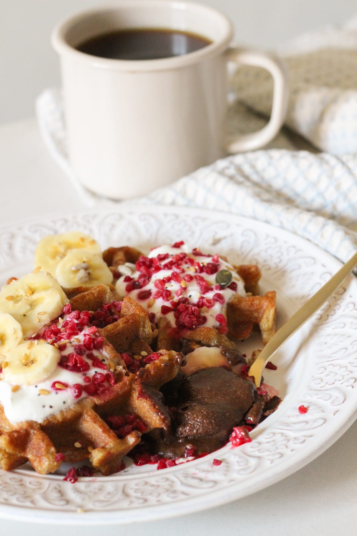 Zoom sur une gaufre sans gluten garnie de yaourt végétal et banane