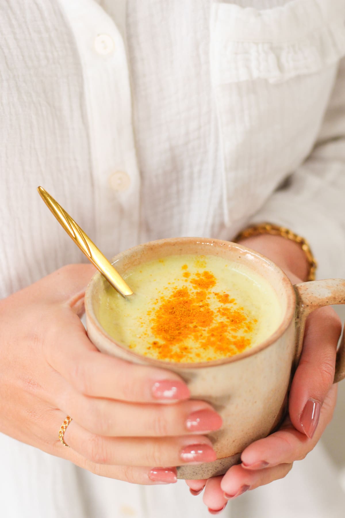 Mug de golden latte, une boisson au curcuma pour le petit-déjeuner