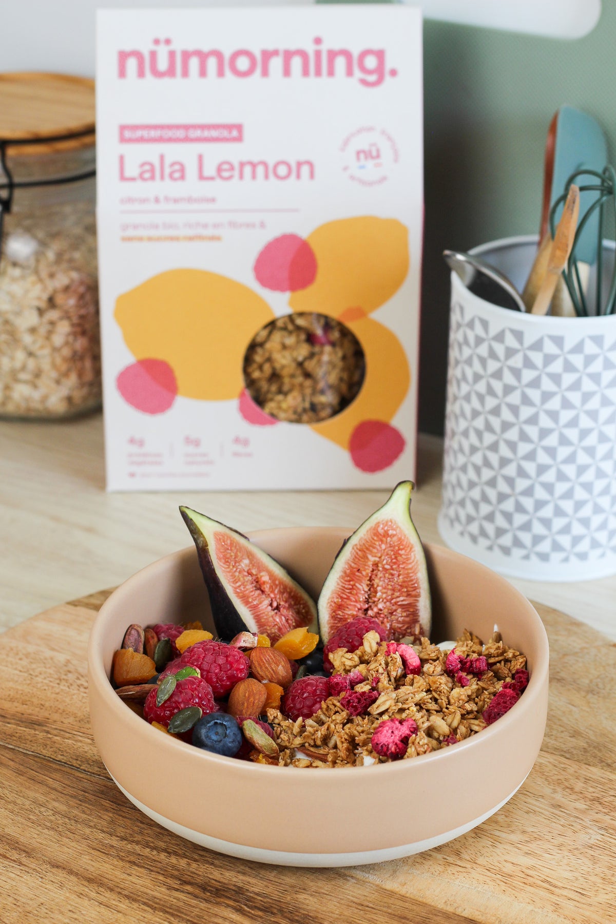Gros plan sur un granola bowl à la figue et à l'abricot pour le petit-déjeuner