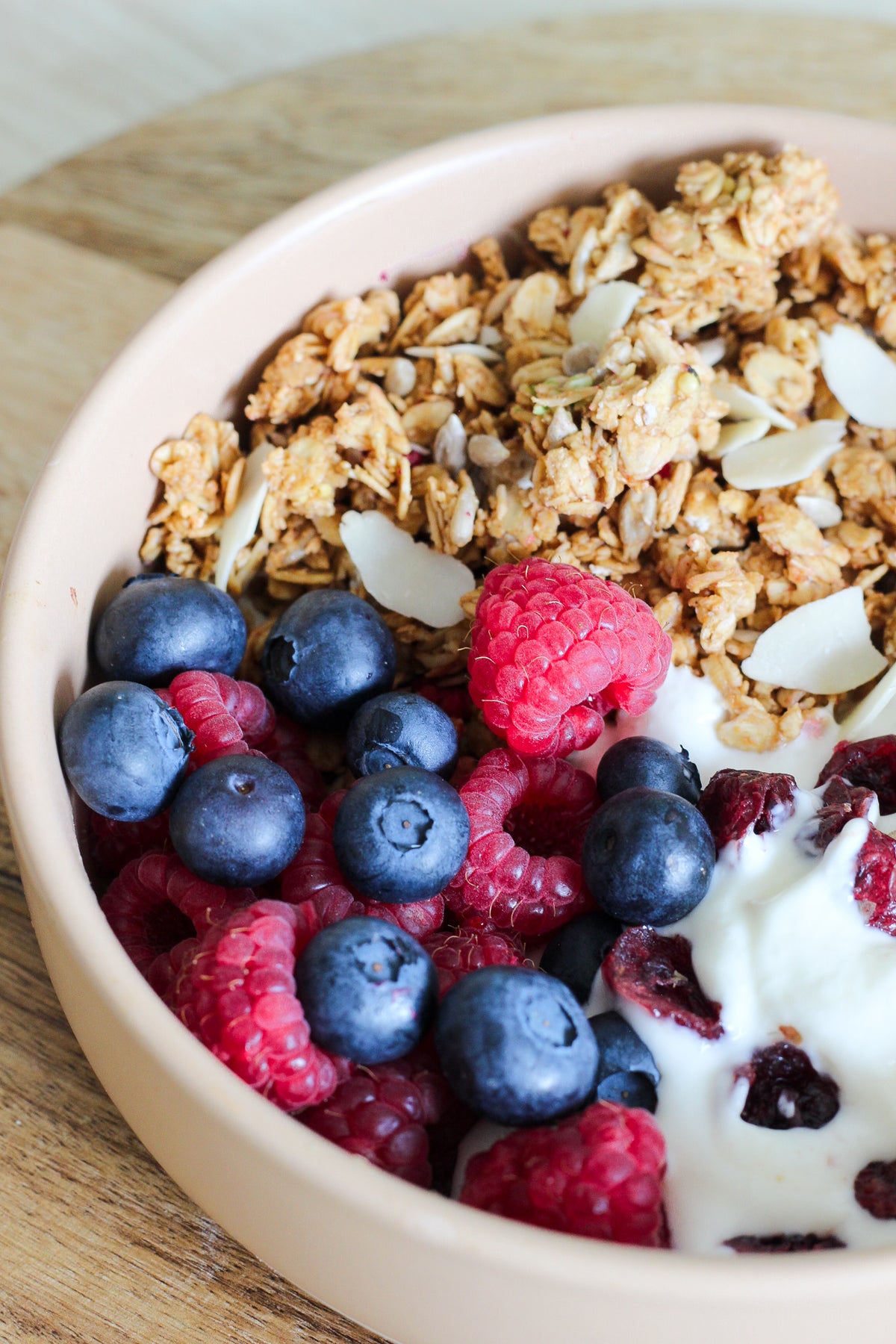 Gros plans sur un bol de granola au fruits rouges pour le petit-déjeuner