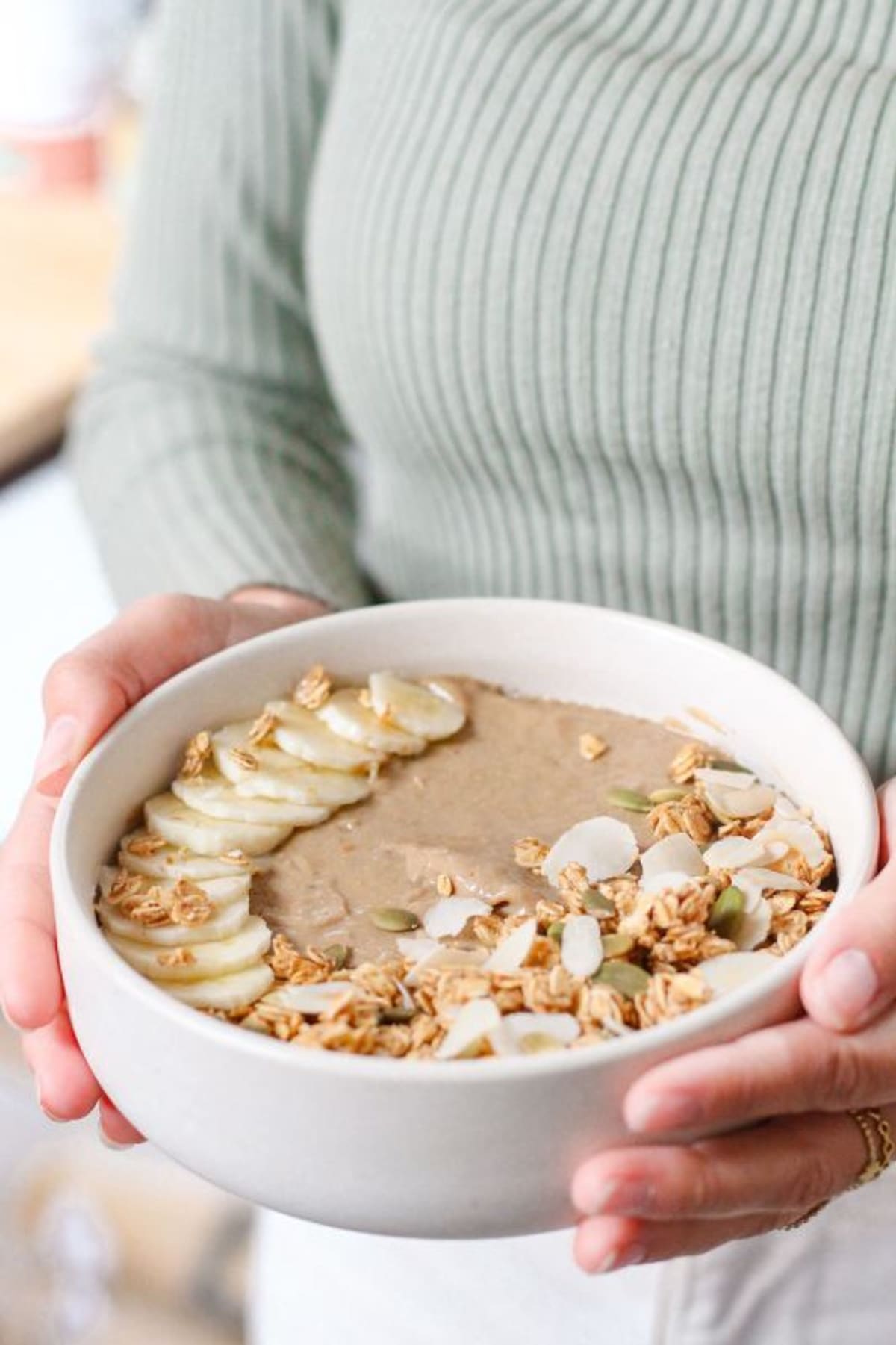 Bol de granola enrichi en probiotiques, à la banane, aux copeaux de noix de coco et aux graines de tournesol