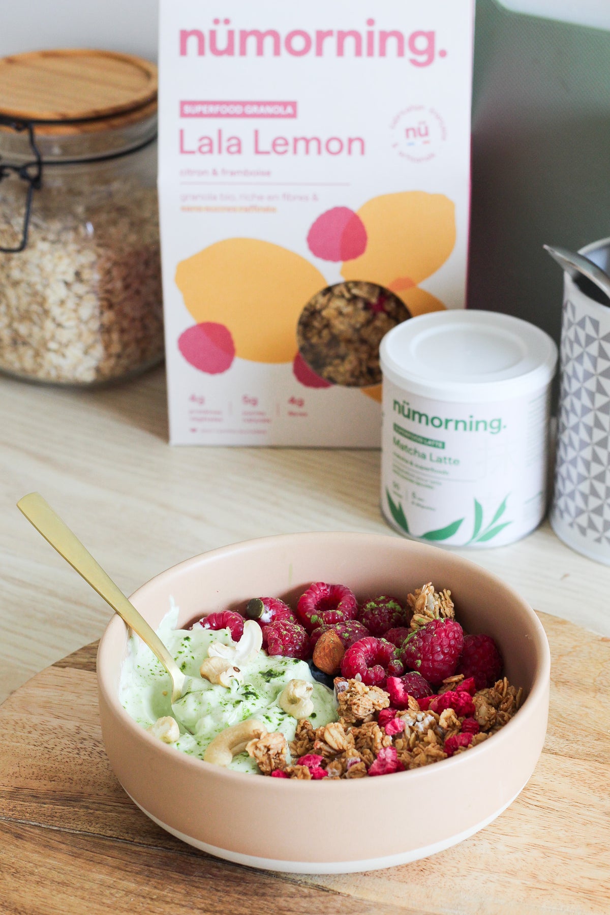 Gros plan sur un granola bowl au matcha et à la framboise pour prendre soin de sa peau