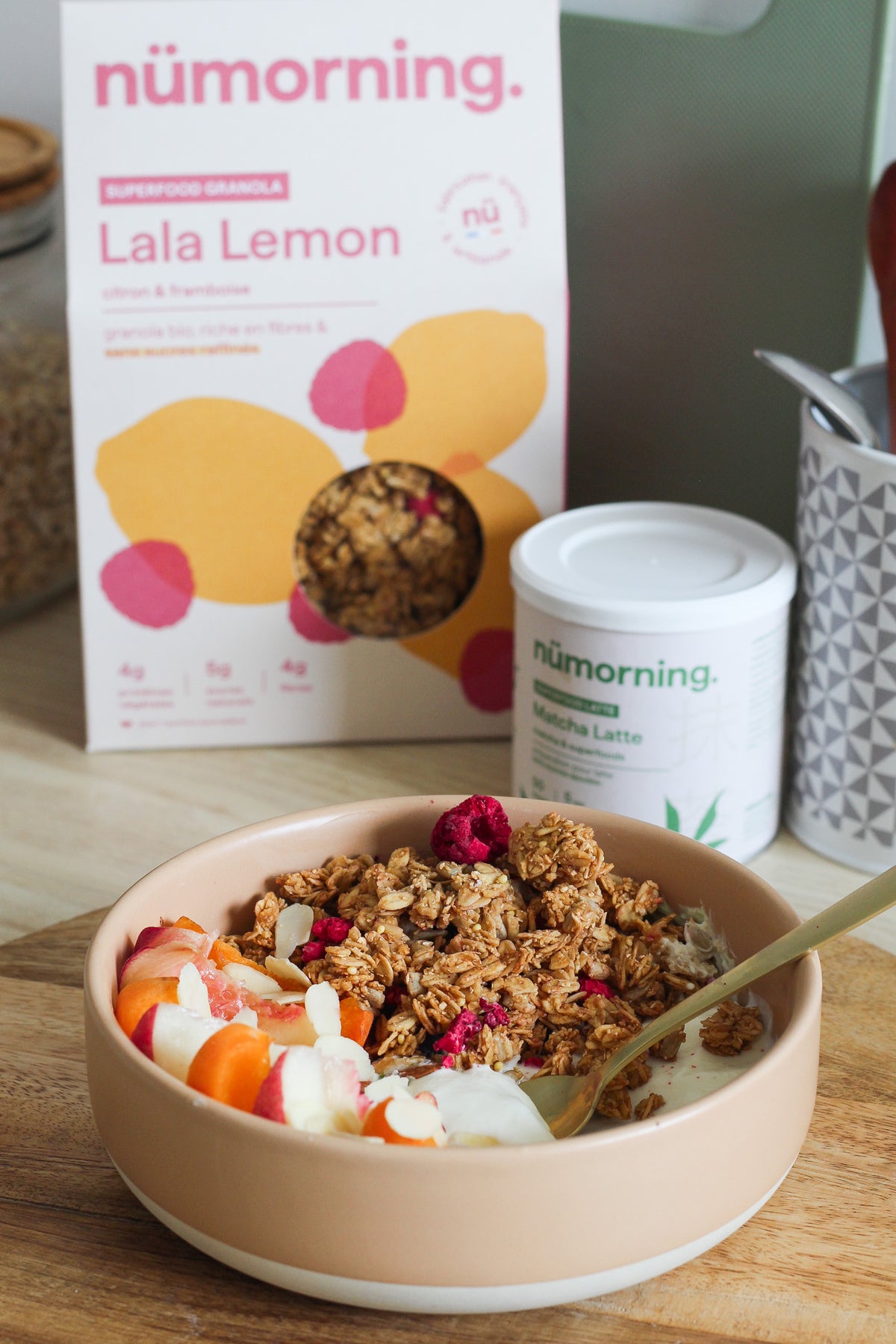 Granola bowl avec de la pêche et de l'abricot, préparé avec le granola framboise de nümorning