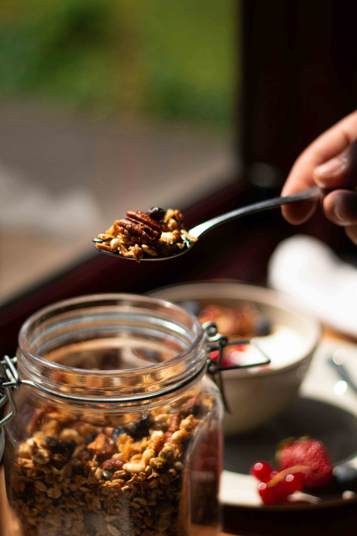 Gros plan sur une jarre de granola pendant la préparation d'un petit-déjeuner à emporter