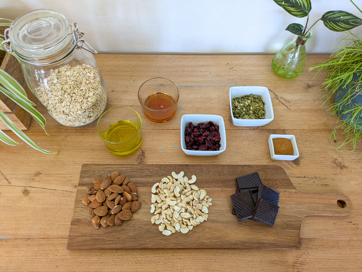 Ingrédients nécessaire à la confection de granola, prêts à être assemblés