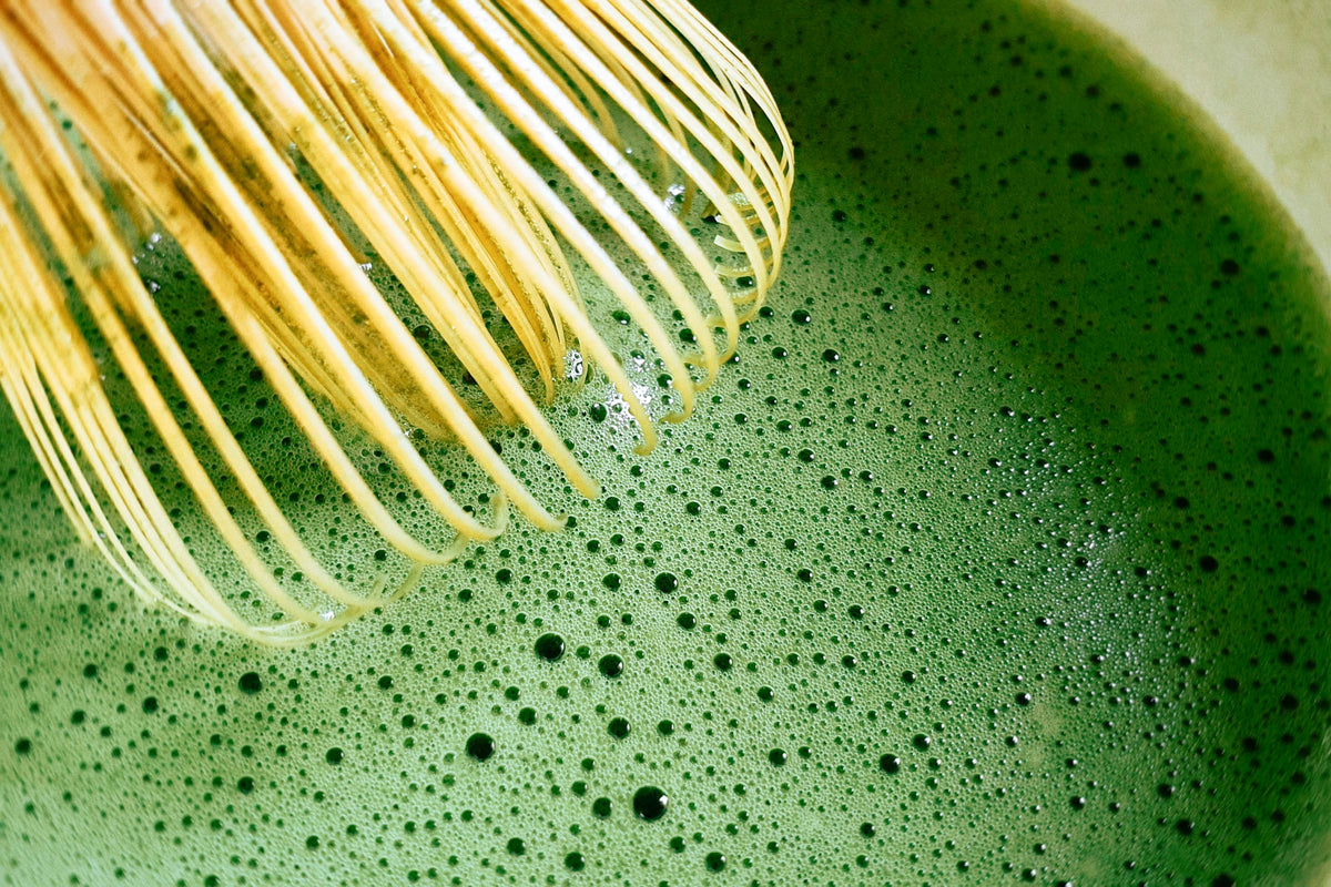 Gros plan sur du thé matcha et un fouet en bambou