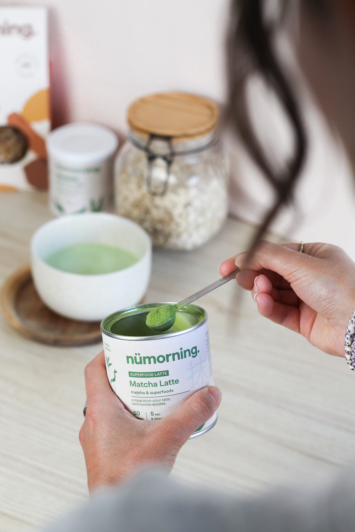 Préparation d'un matcha latte avec le mélange pour matcha latte de nümorning