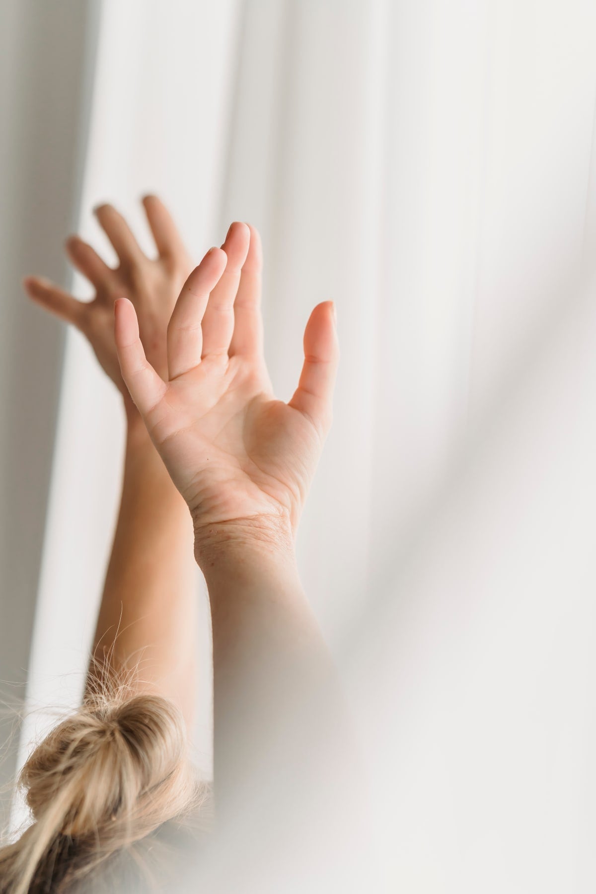 Gros plan sur les mains d'une jeune femme fatiguée qui s'étire