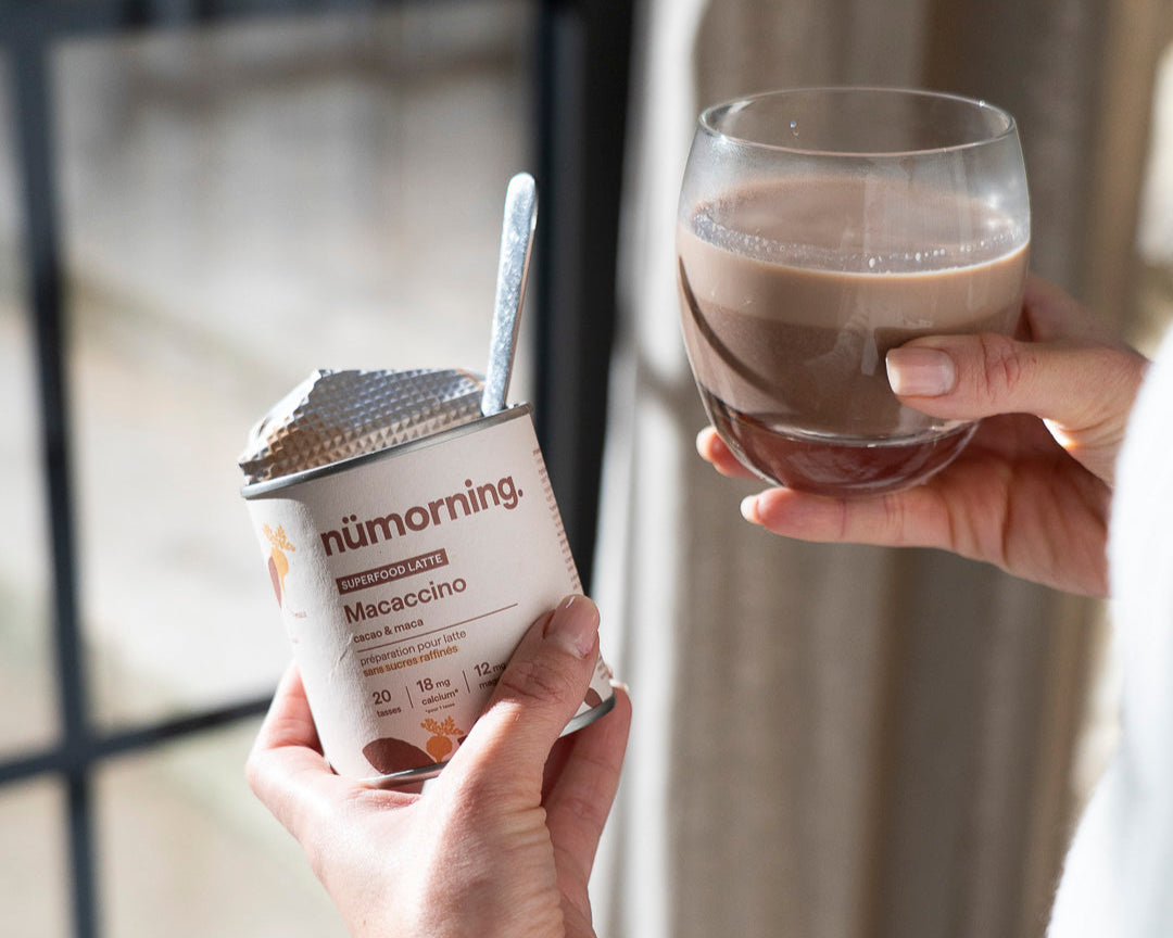 Gros plan sur un verre de latte Macaccino de nümorning, ainsi que sur la boite de préparation Image