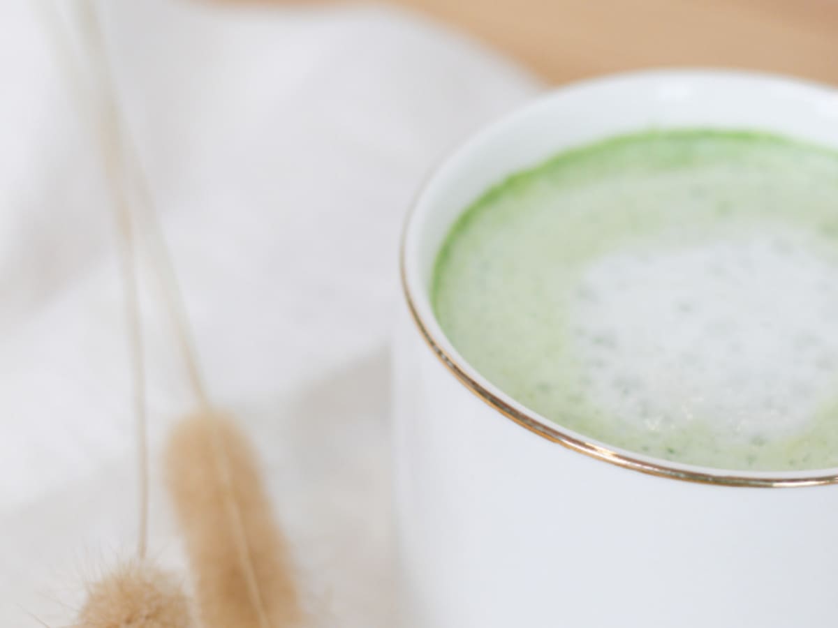 Gros plan sur une tasse de matcha latte pour le petitt-déjeuner