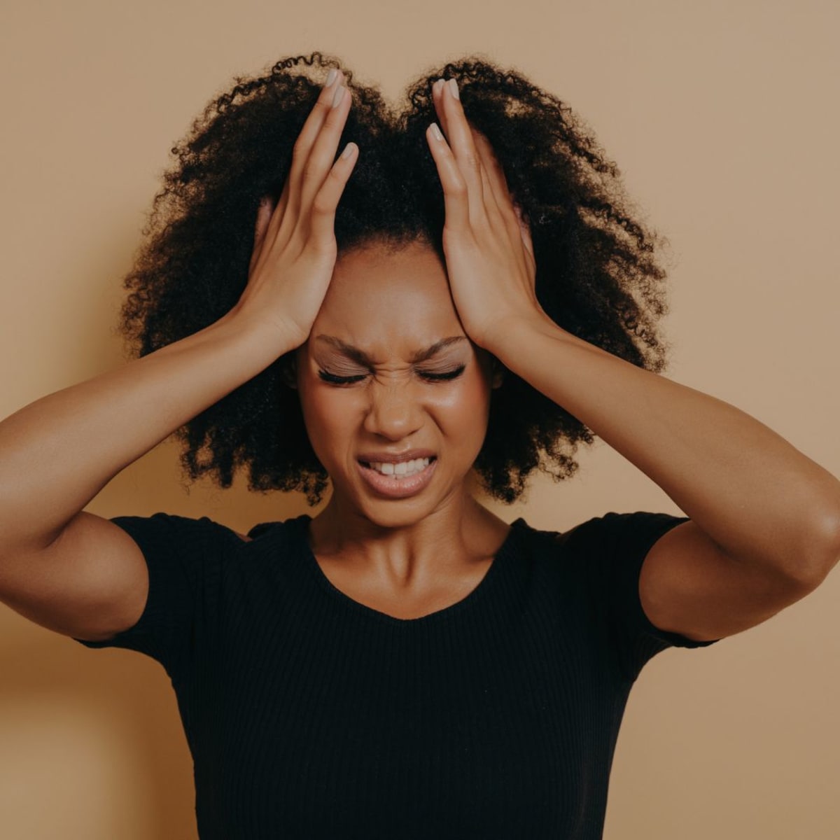 Femme migraineuse qui se tient la tête et grimace