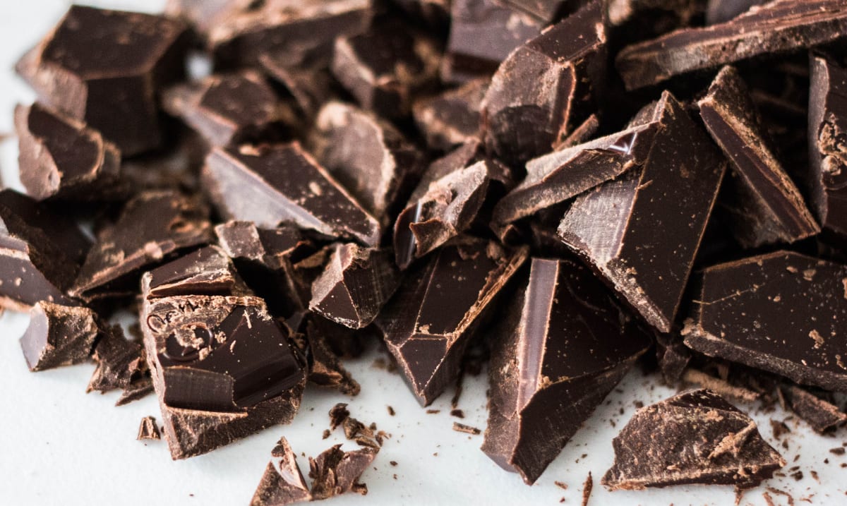 Gros plan sur des éclats de chocolat noir, un aliment anti stress