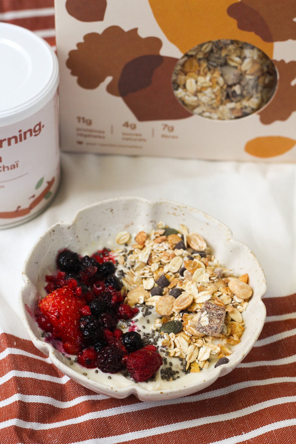 Gros plan sur un muesli bowl aux fruits rouges