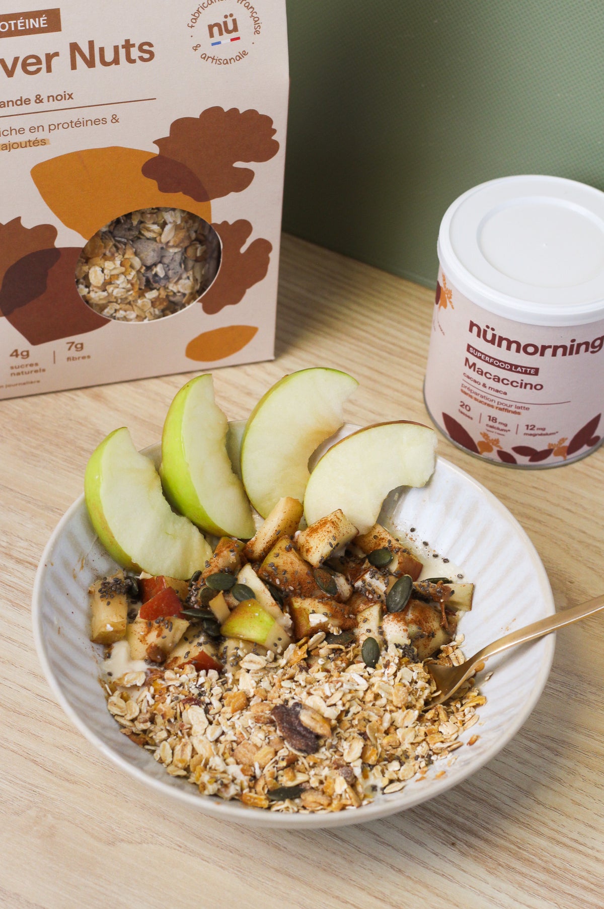 Gros plan sur un muesli bowl à la pomme et à la cannelle, avec du beurre d'amande et des graines de chia
