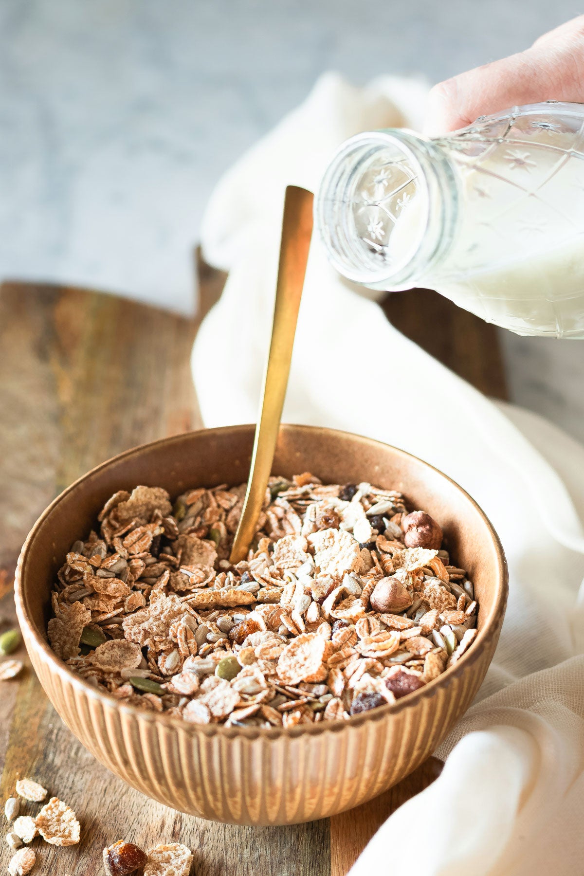 Gros plan sur un bol de muesli au chocolat, comme exemple de petit-déjeuner idéal pour la peau