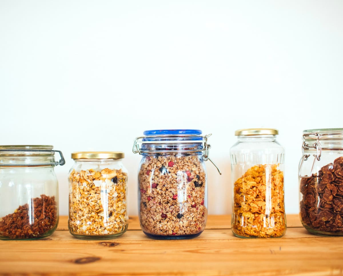 Jarres de muesli et granola sur une table