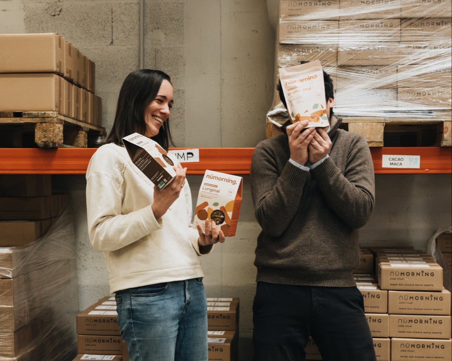 Mathilde et David, les fondateurs de nümorning, qui s'amusent dans l'atelier