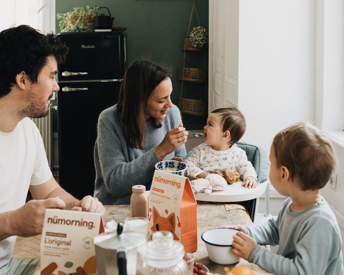 Mathilde et David, fondateurs de nümorning en train de petit-déjeuner en famille.