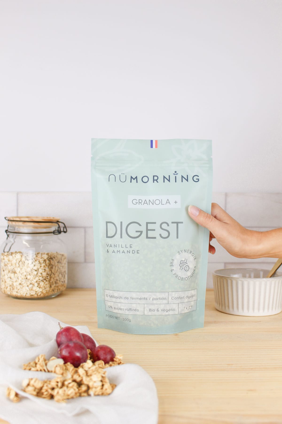 Paquet de granola enrichi en probiotiques pour la flore intestinale, sur une table de petit-déjeuner