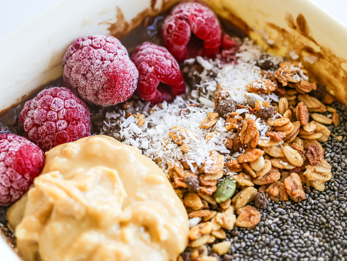 Gros plan sur un bol petit-déjeuner protéiné avec des flocons d'avoine, de la purée d'arachide et des graines