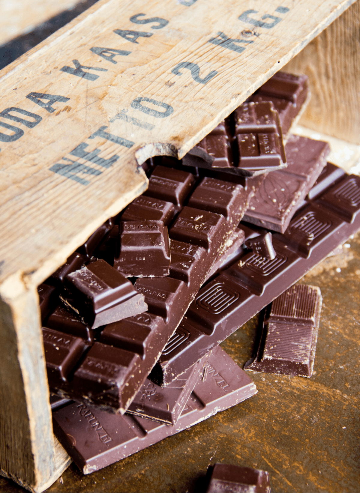 Gros plan sur des plaques de chocolat noir