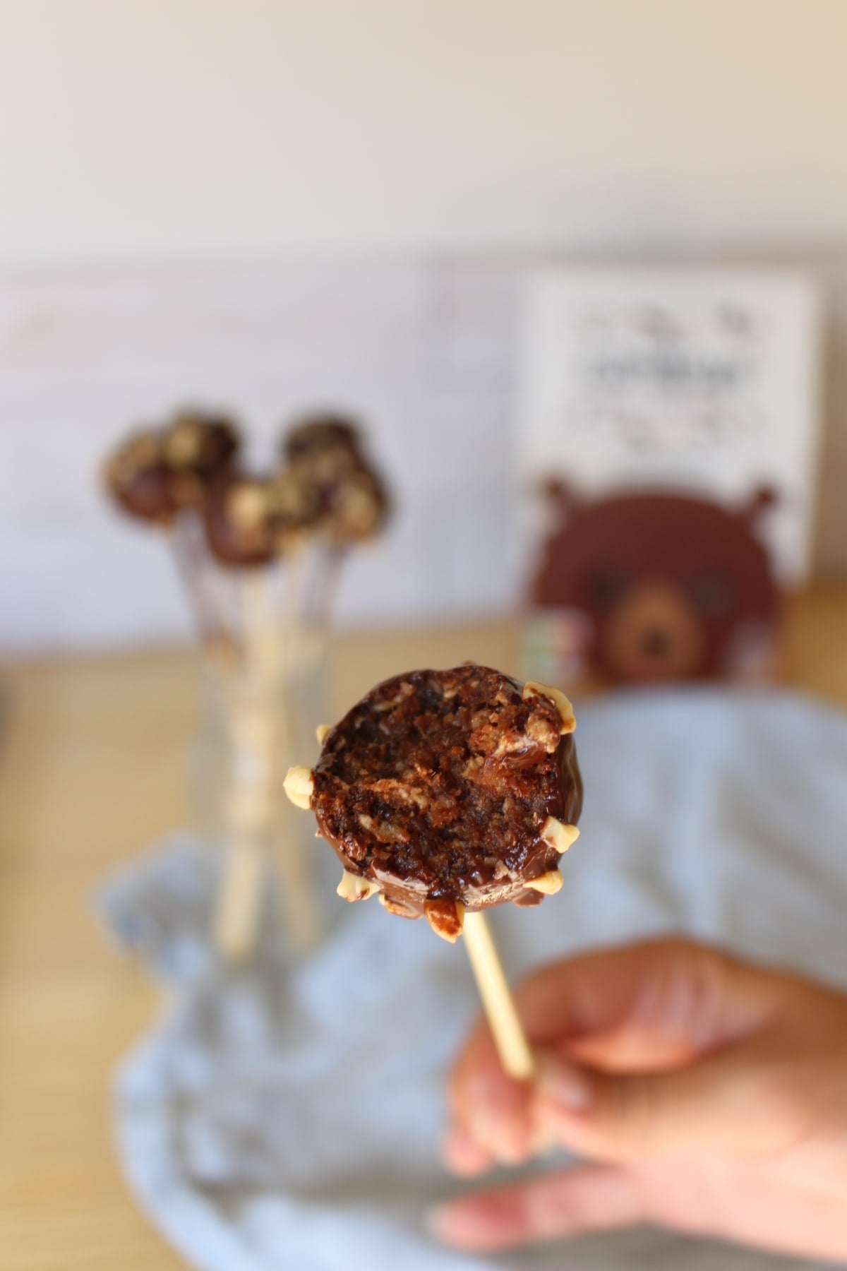 Pop cake au chocolat avec une bouchée croquée