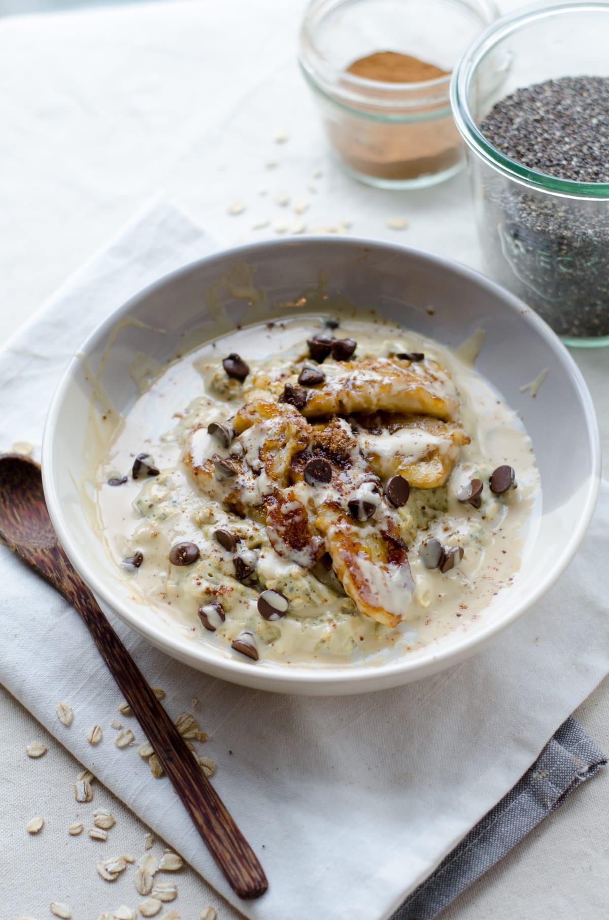 Bol de porridge à la banane et aux pépites de chocolat, sur une table avec une cuillère