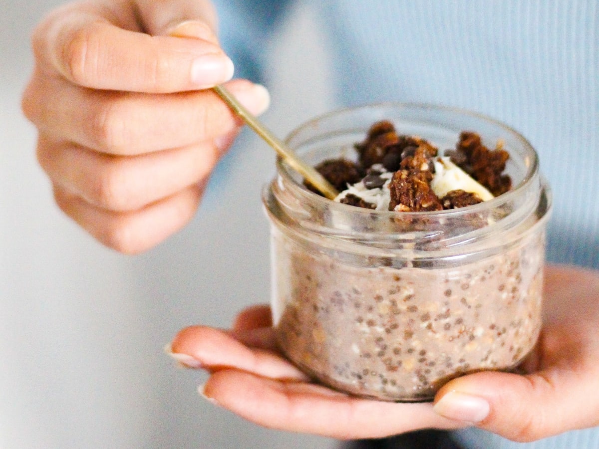 Gros plan sur un bocal d'overnight porridge onctueux avec des noix de pécan