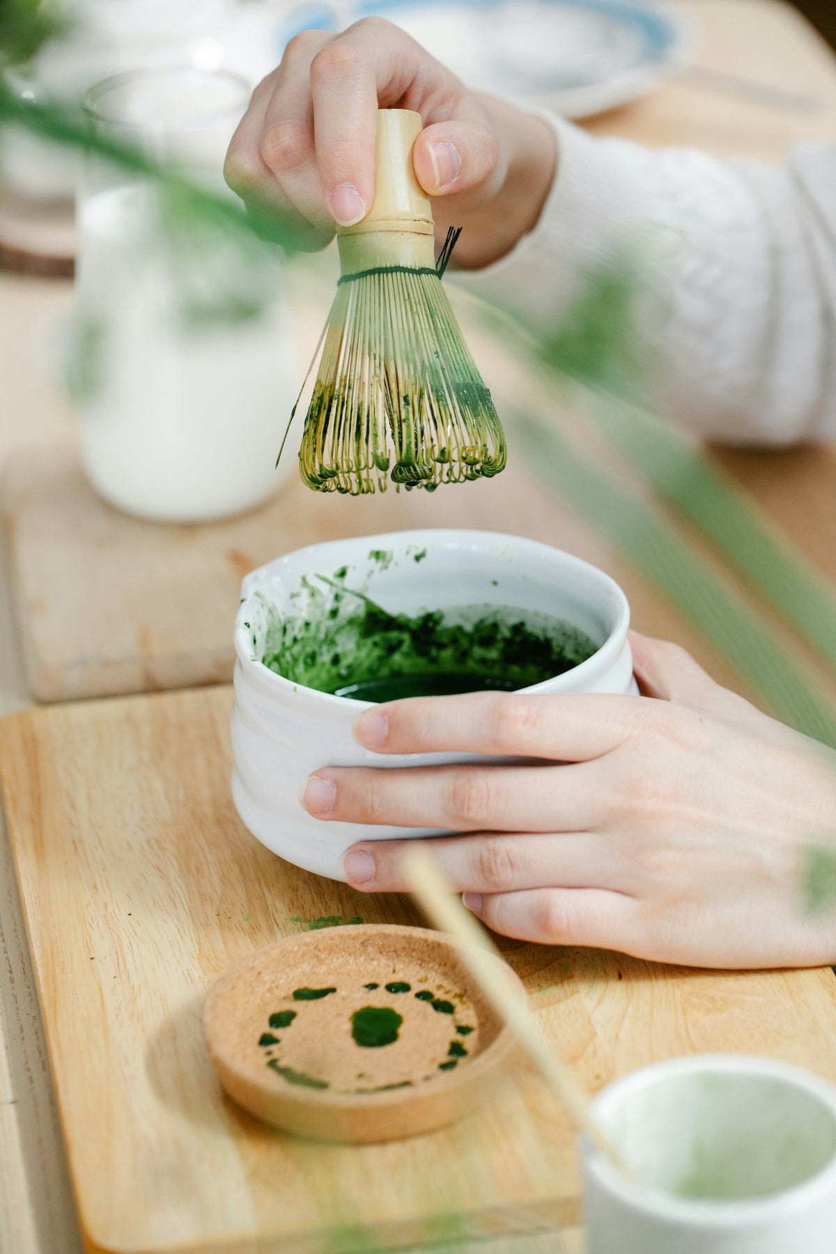 Préparation d'un thé matcha avec un bol et un fouet en bambou