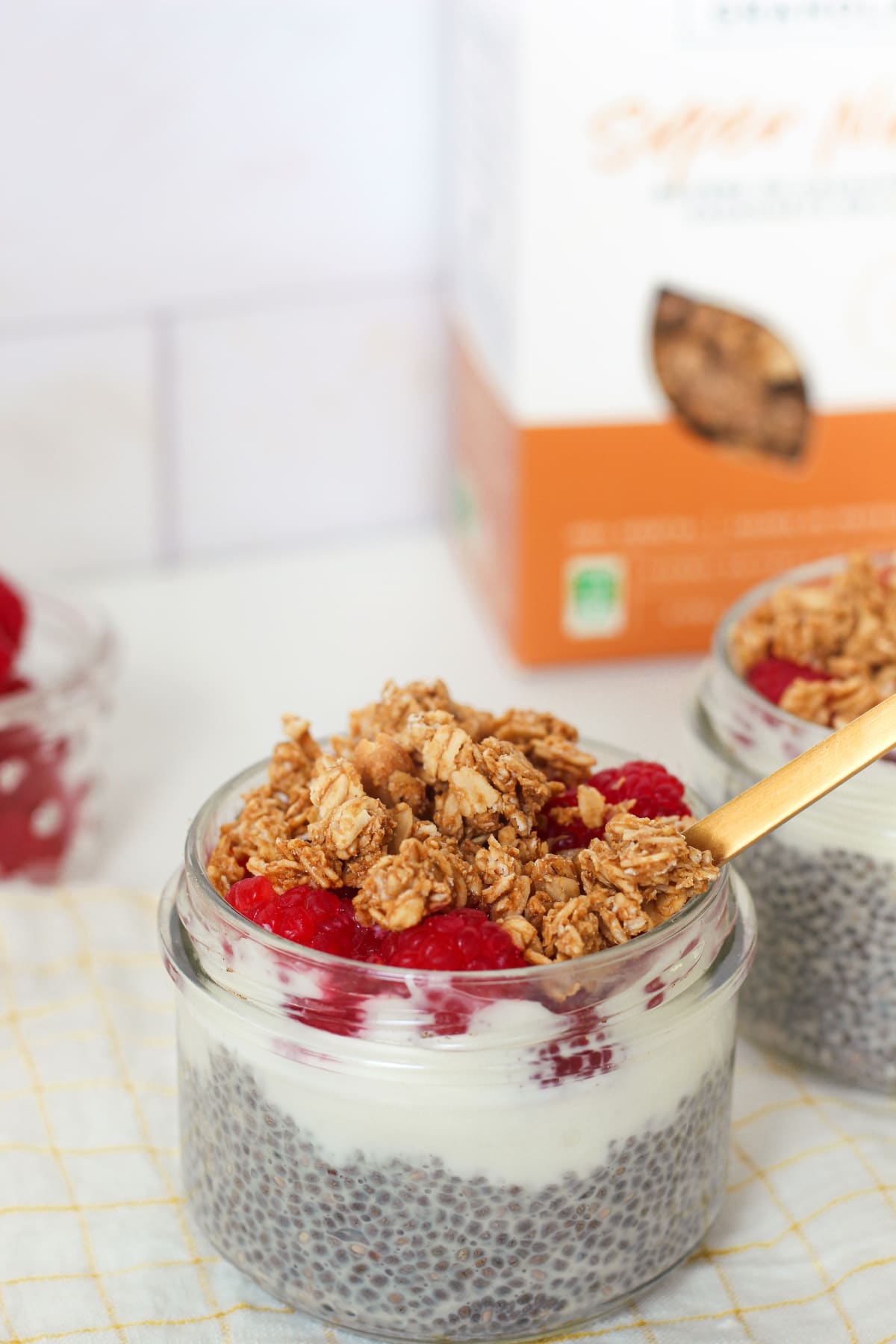 Pudding de chia avec framboises, granola et beurre de cacahuète en topping