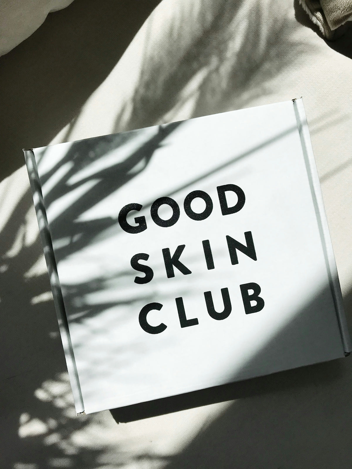 Illustration avec la mention Good Skin Club, symbole d’une routine in &amp; out pour une peau éclatante