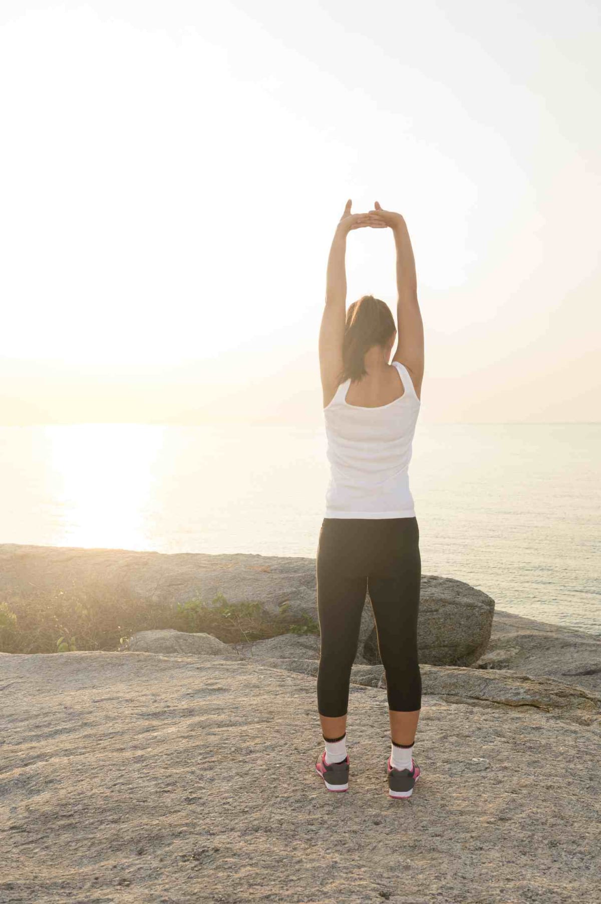 Femme sportive qui s'étire en extérieur