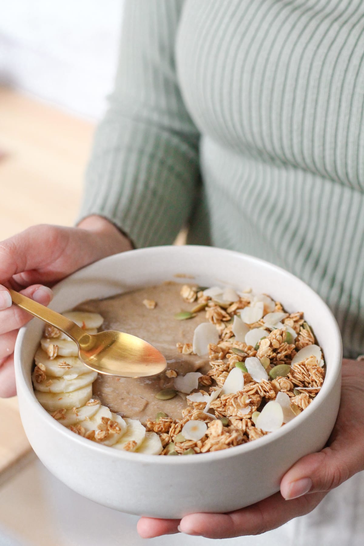 Smoothie bowl facile à digérer pour le petit-déjeuner, avec des tranches de banane et des amandes effilées