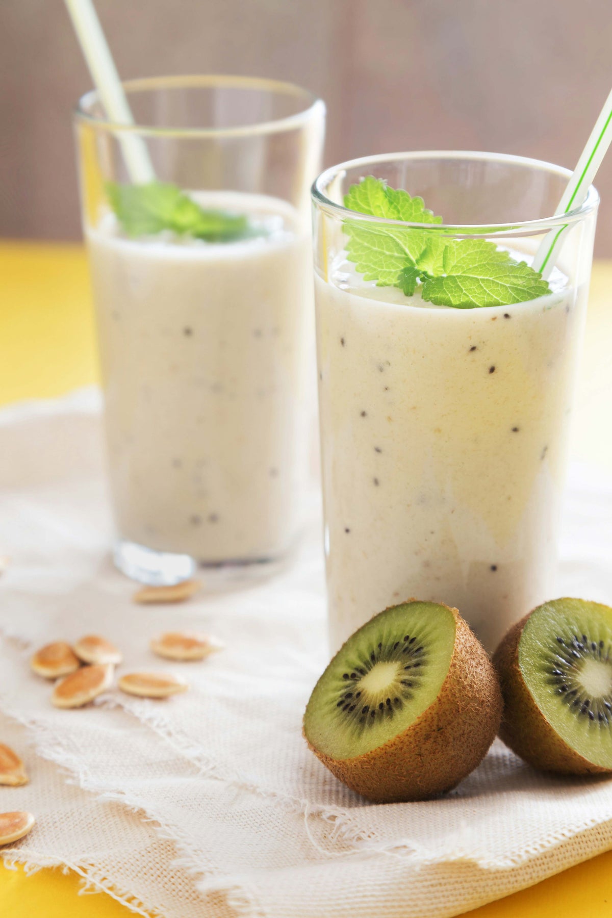 Exemple de petit-déjeuner facile à emporter avec un smoothie à la banane et au kiwi