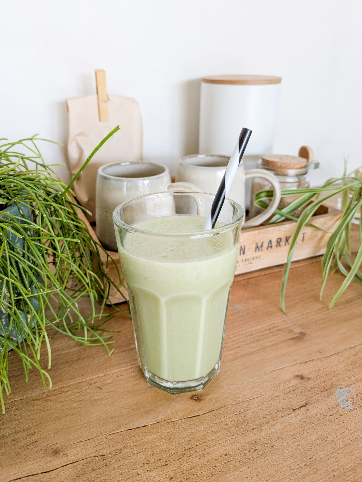 Smoothie au thé matcha dans un verre avec une paille