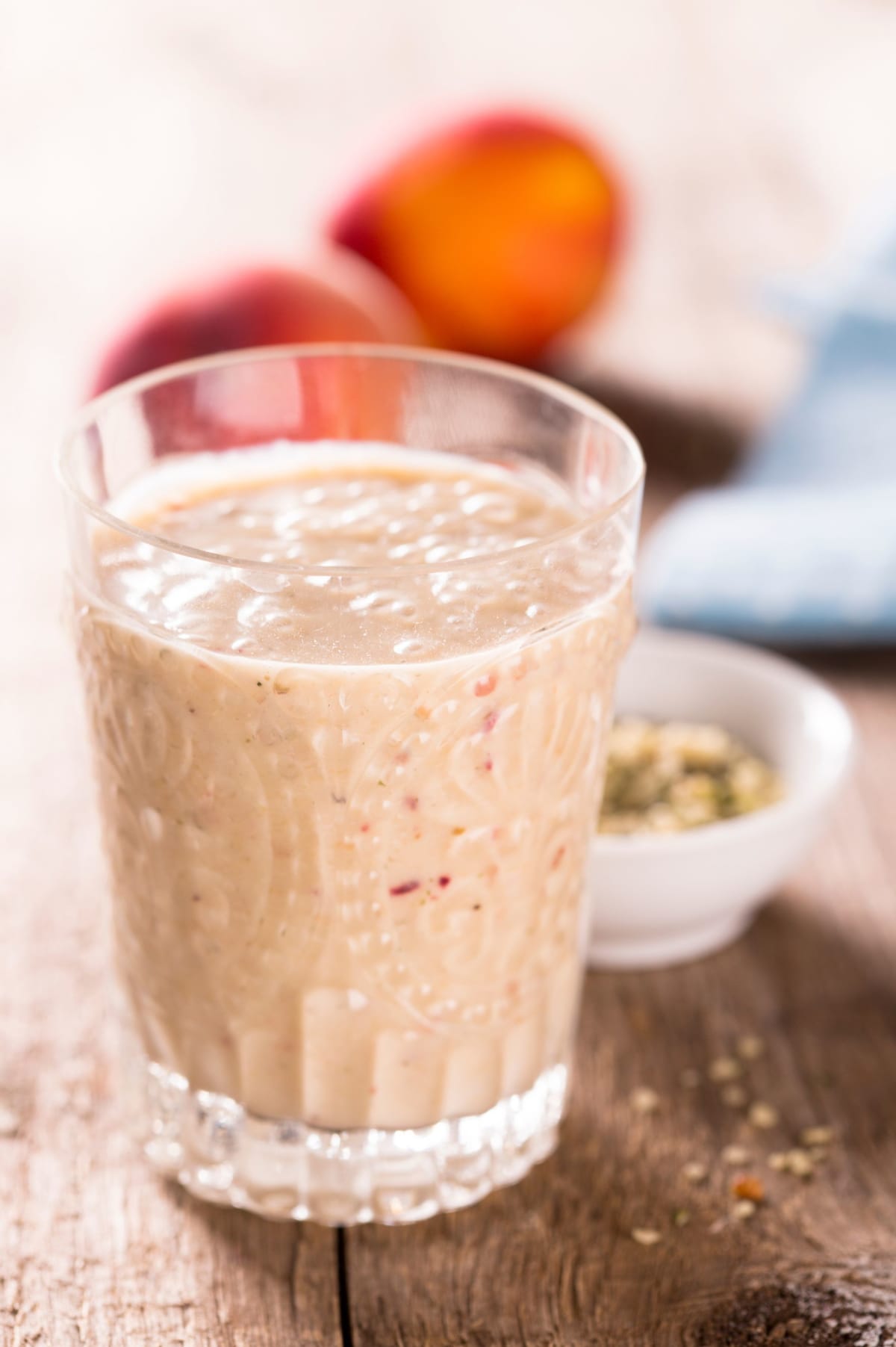 Gros plan sur un grand verre de smoothie pour le petit-déjeuner