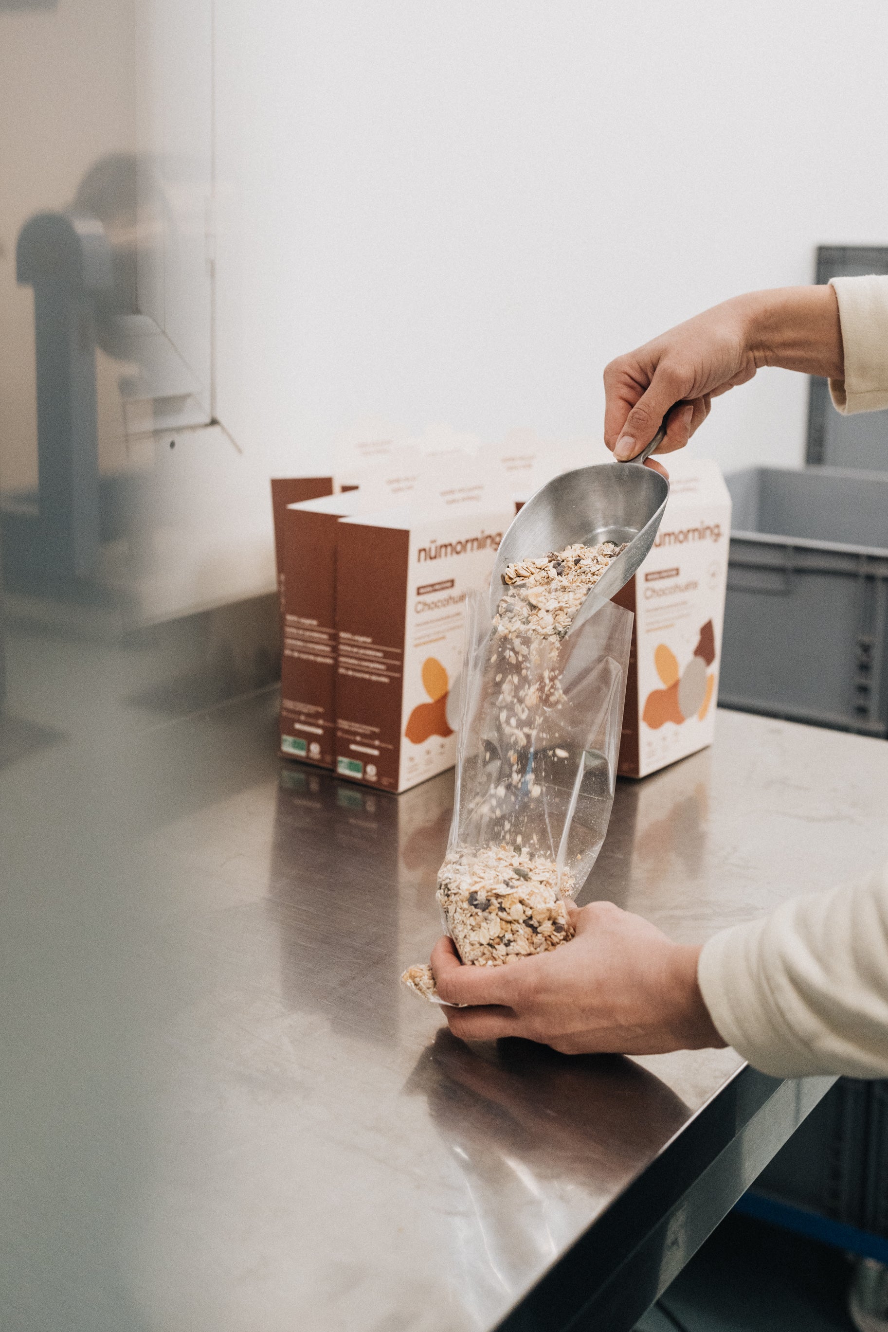 Fabrication artisanale du muesli bio et protéiné nümorning : mise en sachet à la main