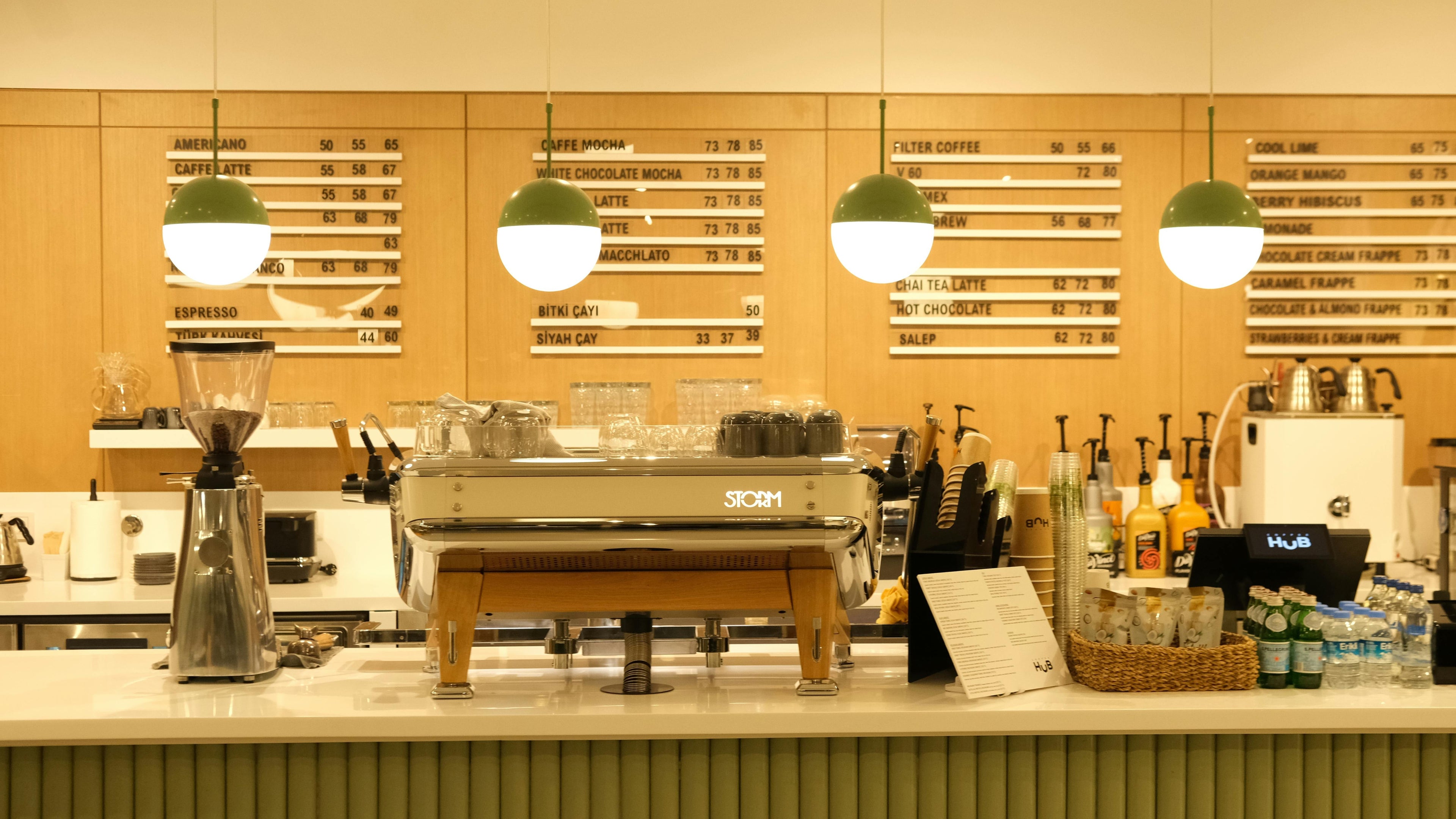 Comptoir de café moderne avec machine à espresso et carte des boissons Image