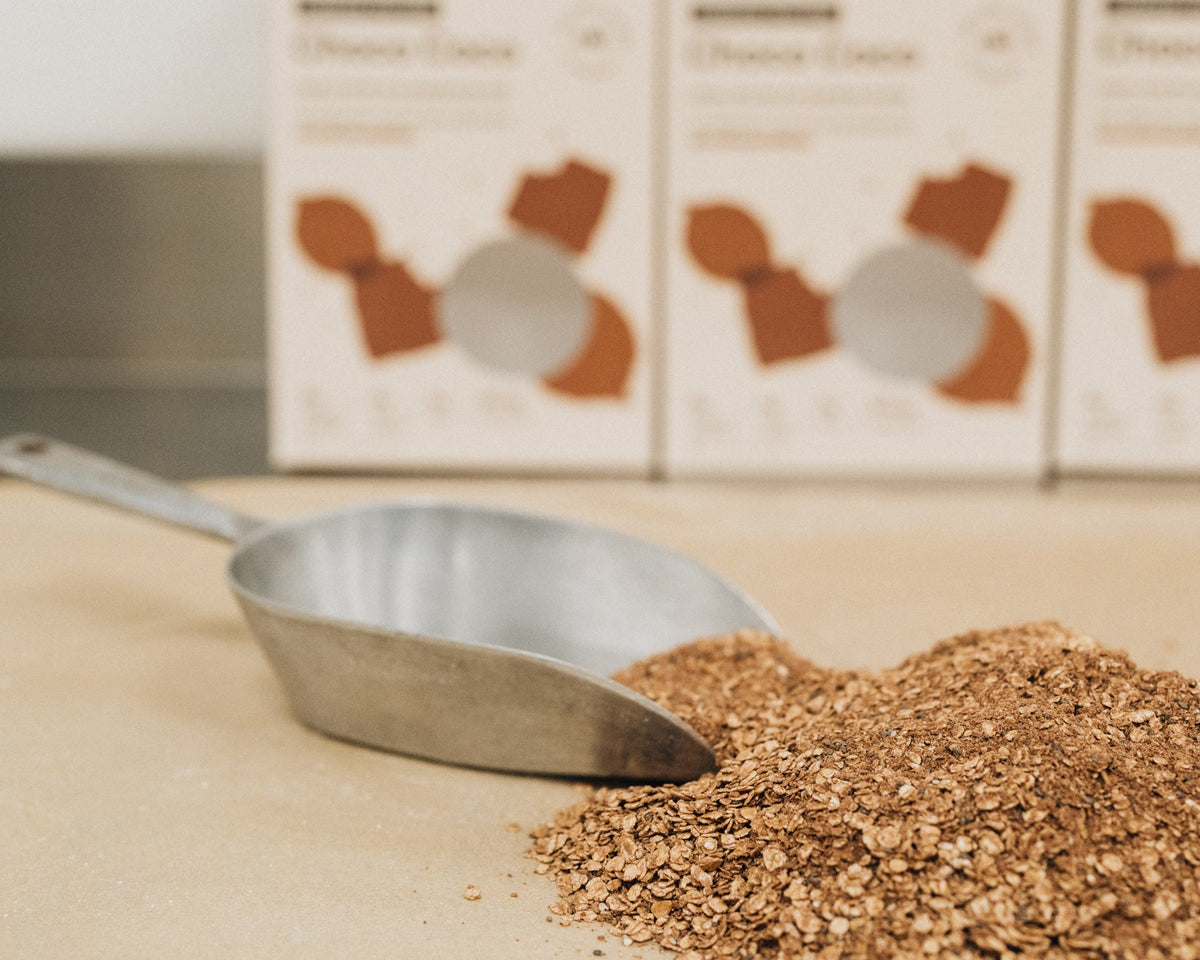 Préparation artisanale du porridge bio nümorning : mise en sachet dans l'atelier
