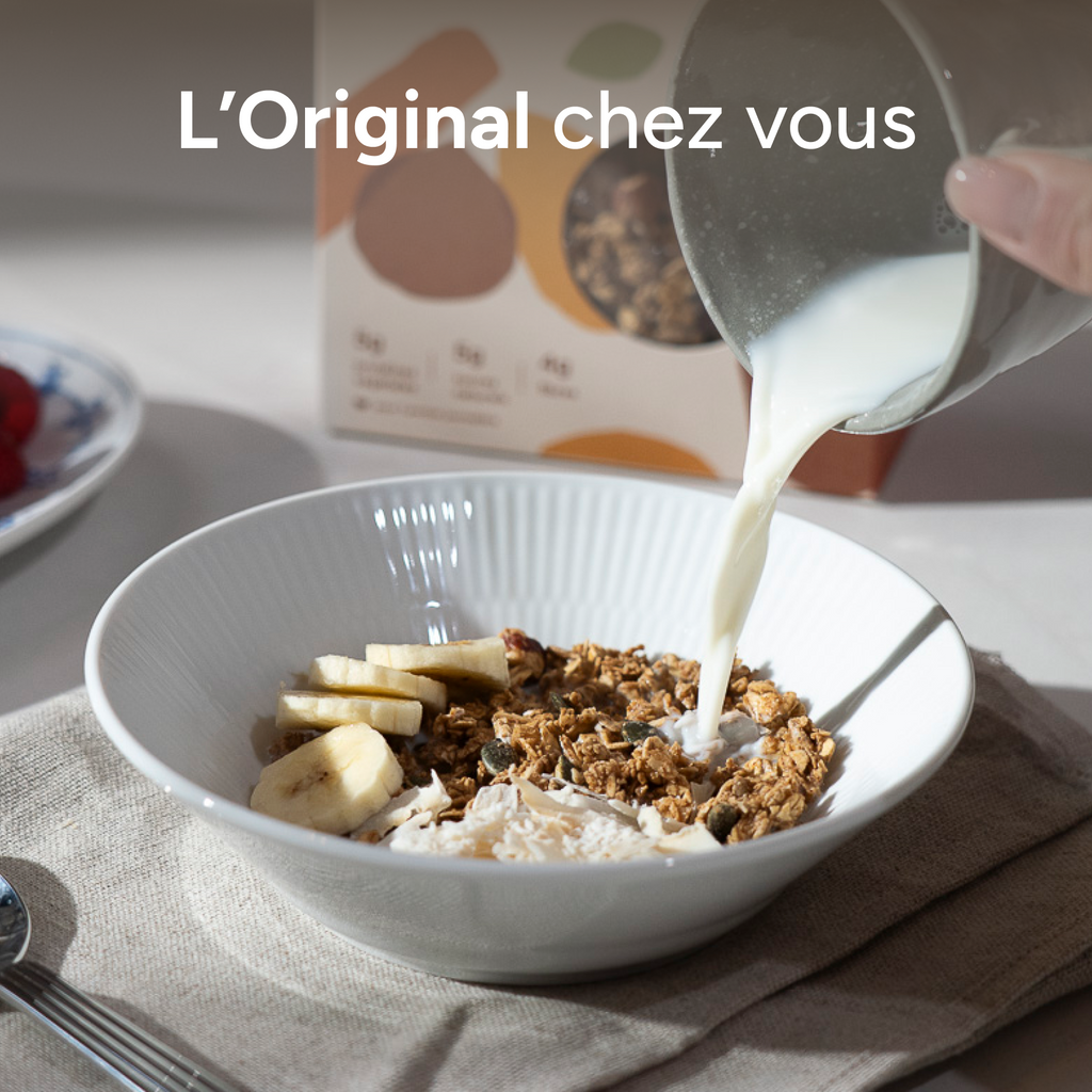 Bol de granola amande L'Original avec banane et lait versé