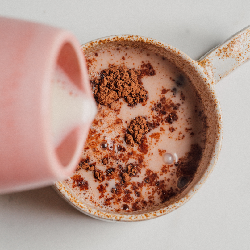 Tasse de chocolat en poudre bio et peu sucré, préparé avec le mélange Macaccino de nümorning