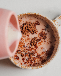 Tasse de chocolat en poudre bio et peu sucré, préparé avec le mélange Macaccino de nümorning