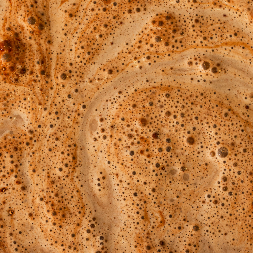 Gros plan sur le chocolat en poudre bio Macaccino de nümorning après préparation