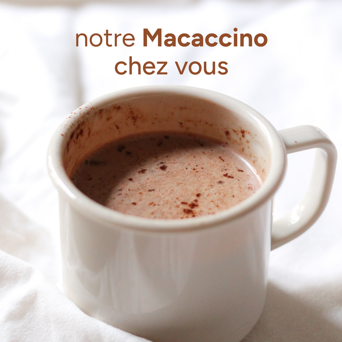 Mug de macaccino brun chocolaté, préparé à partir du mélange nümorning