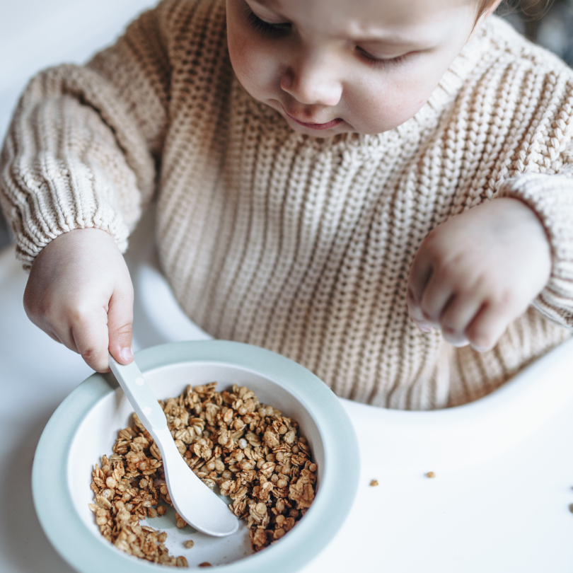 Bol de céréales pour enfant bio nümorning au beurre de cacahuète avec du lait Image