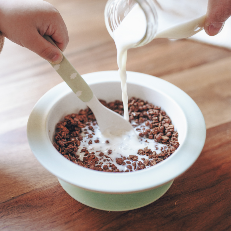 Bol de céréales pour enfants bio nümorning au chocolat avec du lait végétal, pour le petit-déjeuner Image