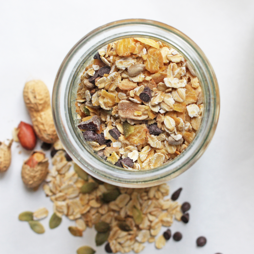 Bocal de muesli protéiné aux graines et pépites de chocolat pour le petit-déjeuner